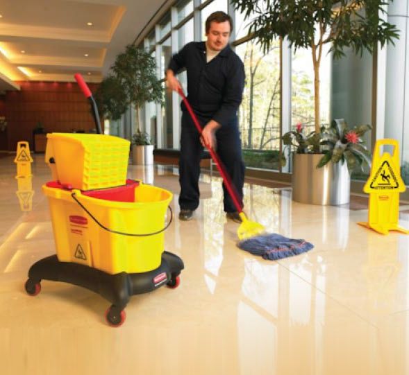 Limpiezas Ben – Fet hombre limpiando piso