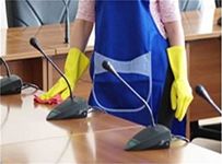 Limpiezas Ben – Fet señora limpiando oficina