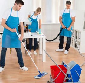 Limpiezas Ben – Fet personas limpiando oficina